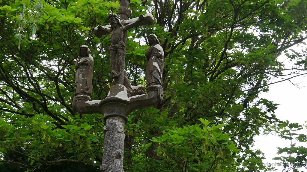 2025-05-07_11h-19m_334.JPG - Détail du calvaire de la chapelle du Traon