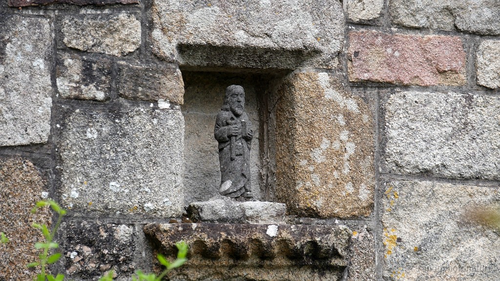 2025-05-07_14h-36m_349.JPG - Statue incrustée dans la façade d'une maison