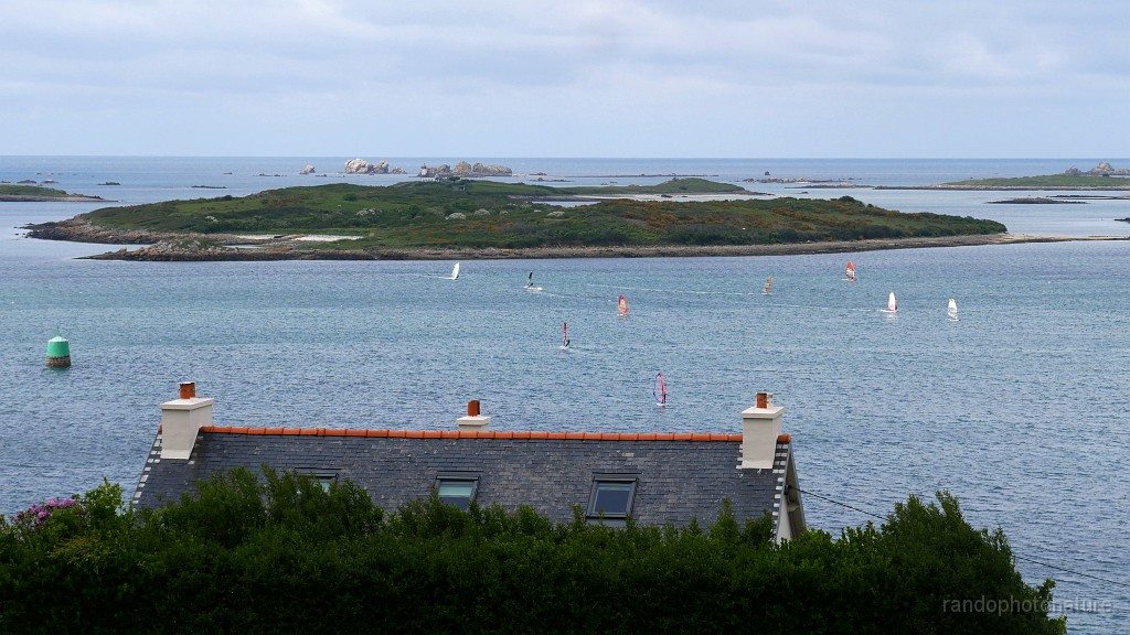 2025-05-07_16h-23m_357.JPG - Vue depuis le sémaphore de Rozvenni (au premier plan l'île Enez Terc'h)