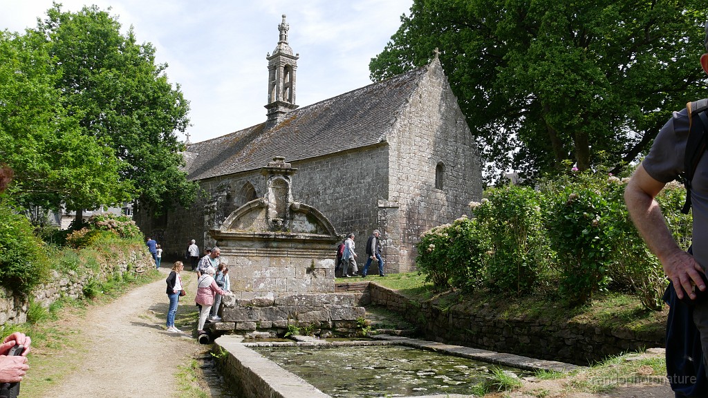 2022-05-01-15h-56m-04s_057.JPG - Locronan : chapelle Bonne-Nouvelle et sa fontaine