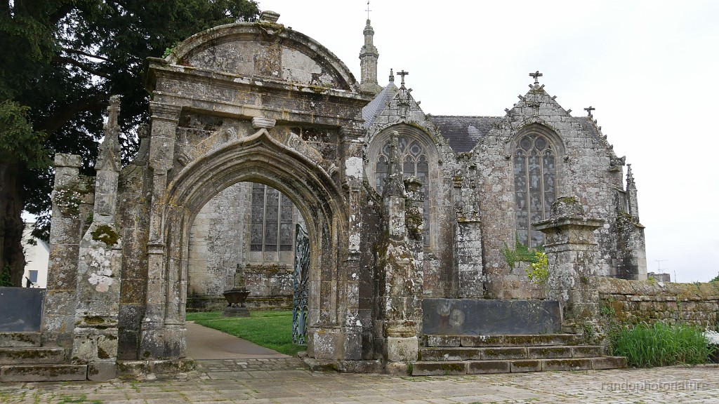 2022-05-02-09h-54m-54s_081.JPG - Plogonnec : porte monumentale de l'église St Thurien