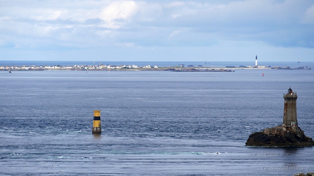 2022-05-05-09h-50m-24s_272.JPG - L'ile de Sein et à gauche le phare de la vieille