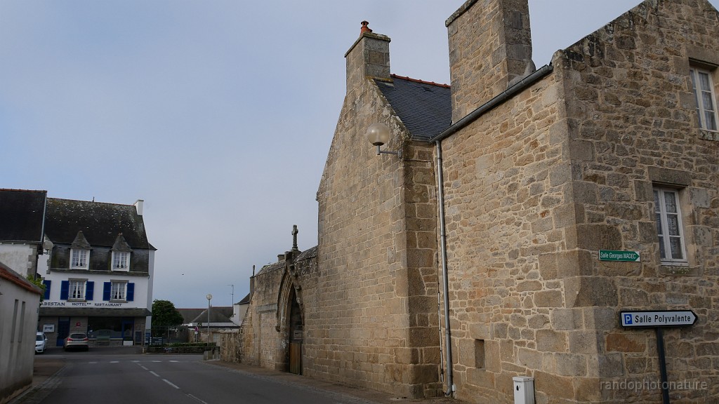 2022-05-06-08h-47m-40s_334.JPG - Esquibien, au fond notre étape : l'hotel le Cabestan