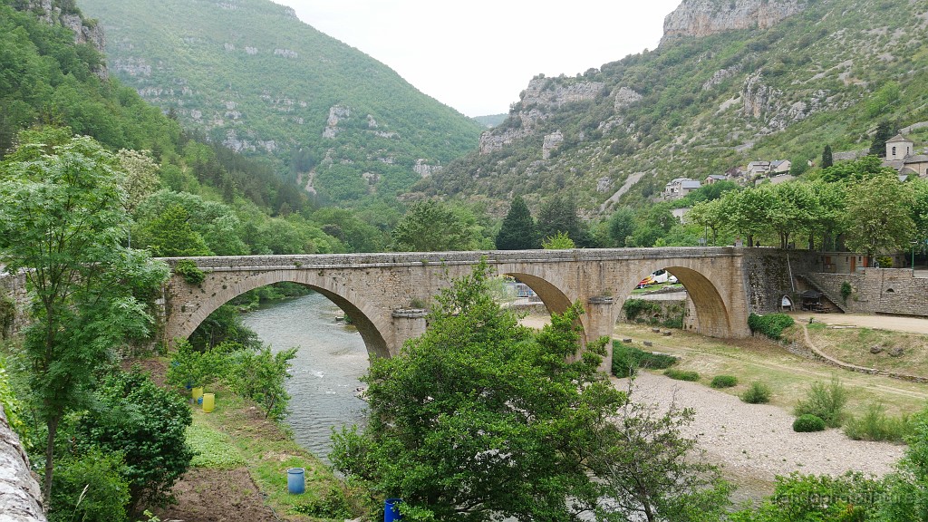 2023-05-22-16h-25m-39s_135.JPG - Arrivée à la Malène : le pont