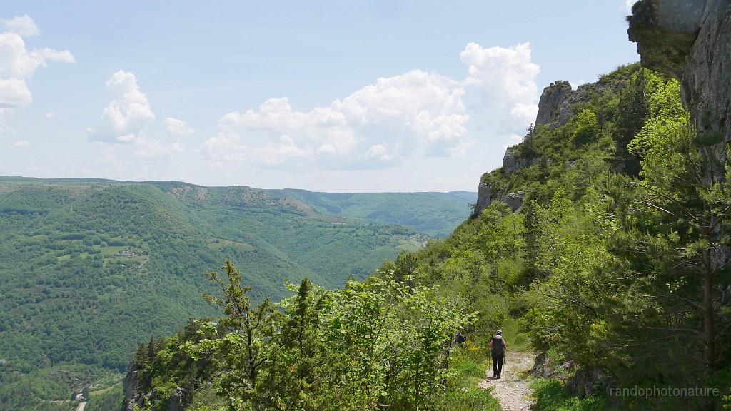 2023-05-27-14h-08m-17s_387.JPG - Le sentier passe dans les falaises
