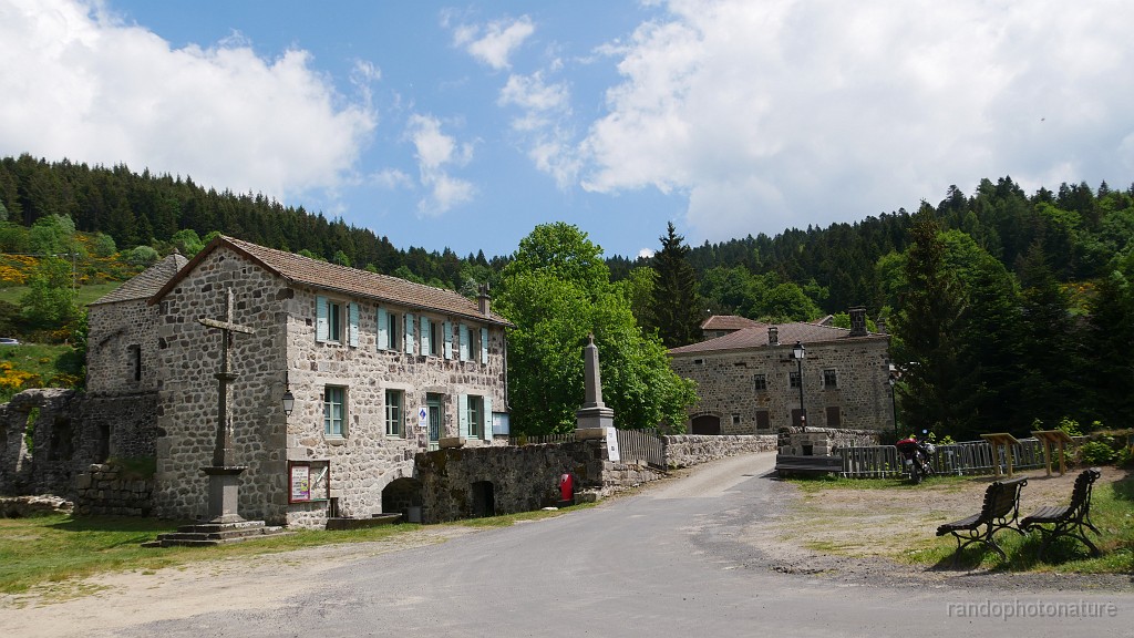 2021-06-10_14h-55m-37s_296.JPG - Place du village