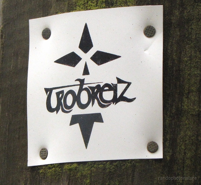 2014-04-27_11h-22m-33s_059.JPG - Le GR 380 a une partie commune avec le Trobreiz (tour de la Bretagne, pèlerinage en l'honneur des Sept Saints Fondateurs de la Bretagne)