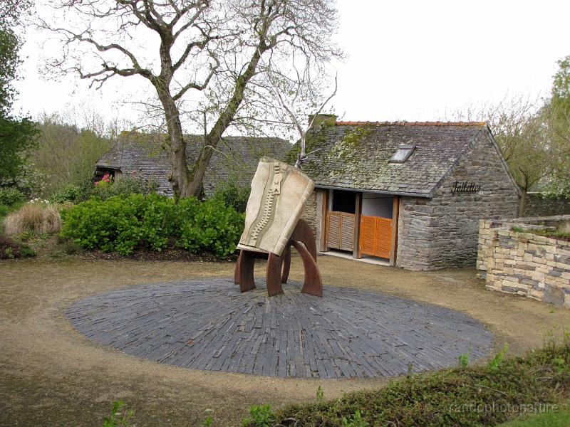 2014-04-27_15h-59m-51s_106.JPG - A côté de la médiathèque de Lampol Guimiliau