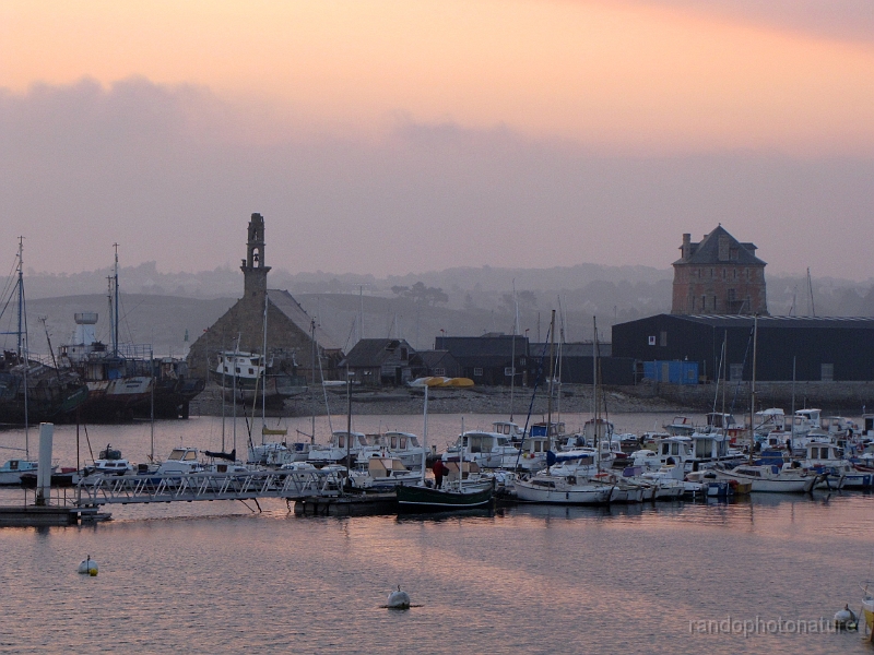 2014-05-03_07h-12m-51s_348.JPG - Camaret sur mer : lever du jour depuis la chambre d'hôtel