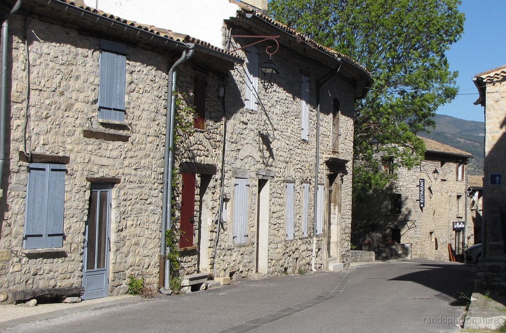 2017-04-18_17h-47m-16s_261_.JPG - St Auban sur l'Ouvèze : au fond notre auberge