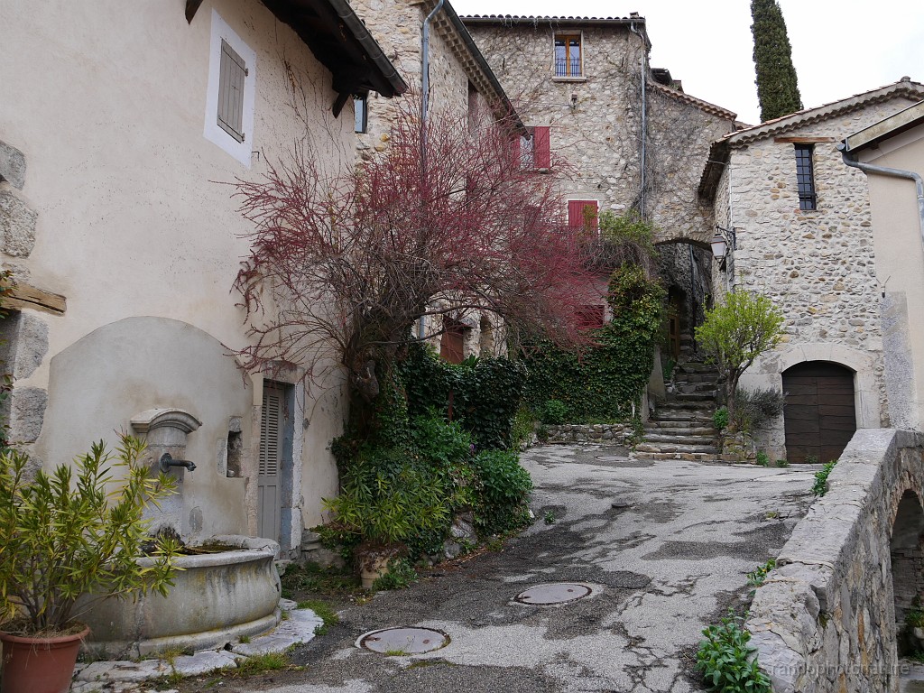 2019-04-07_16h-51m-04s_066.JPG - Serres : fontaine