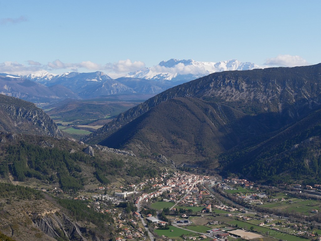2019-04-08_10h-17m-53s_091.JPG - Serres et à droite une partie de la montagne d'Arambre