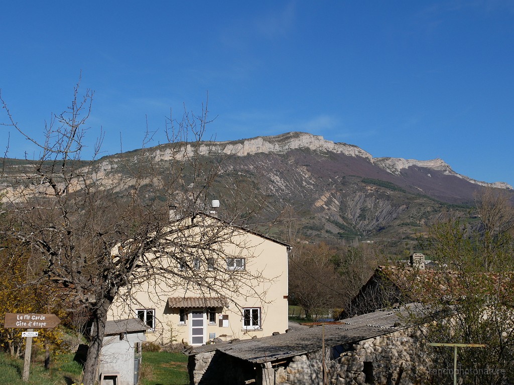 2019-04-09_08h-53m-13s_128.JPG - le gîte de Pied de Garde et au fond Le rocher de Beaumont