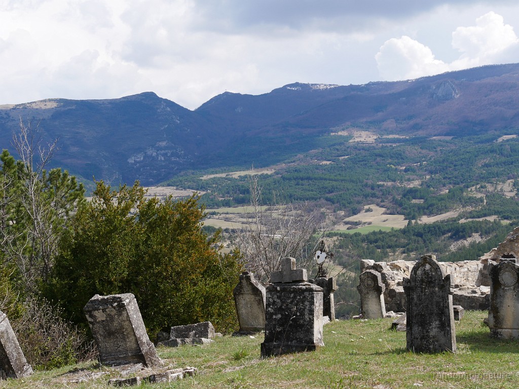 2019-04-10_14h-29m-23s_219.JPG - Ancien cimetière de Barret-sur-Méouge
