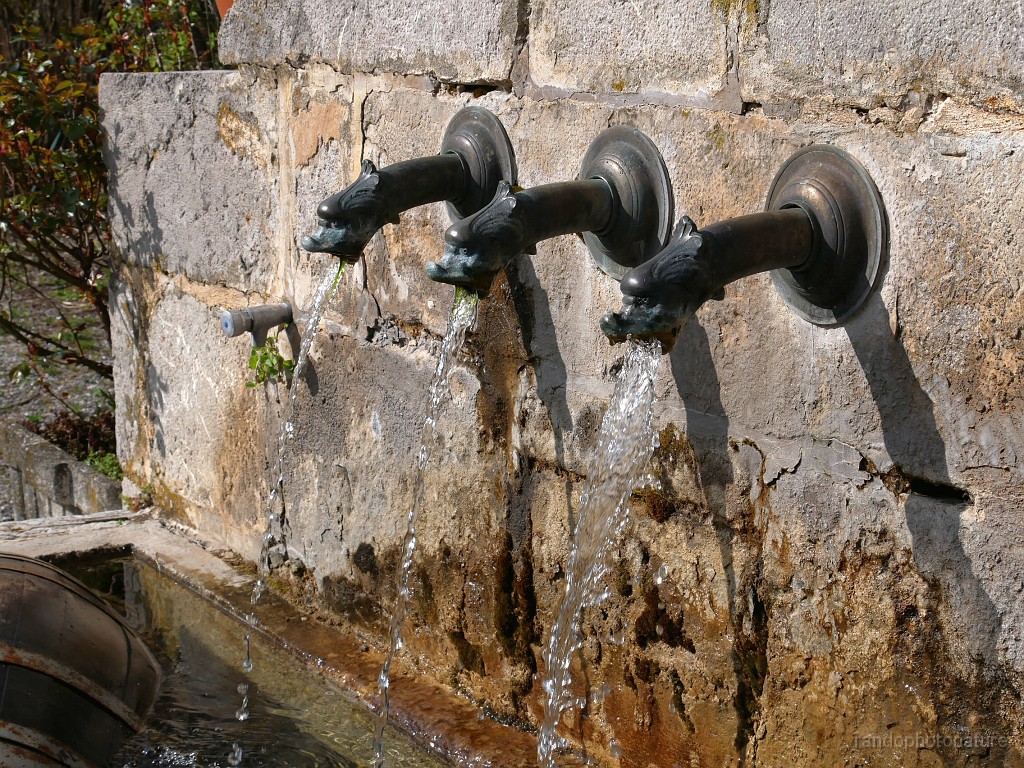 2019-04-11_10h-24m-25s_252.JPG - St Pierre-Avez : fontaine