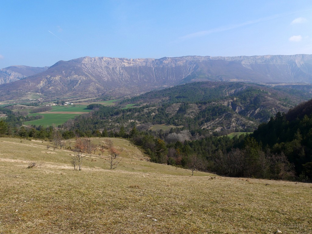 2019-04-12_10h-10m-47s_332.JPG - Au fond les crêtes de la montagne de l'Aup