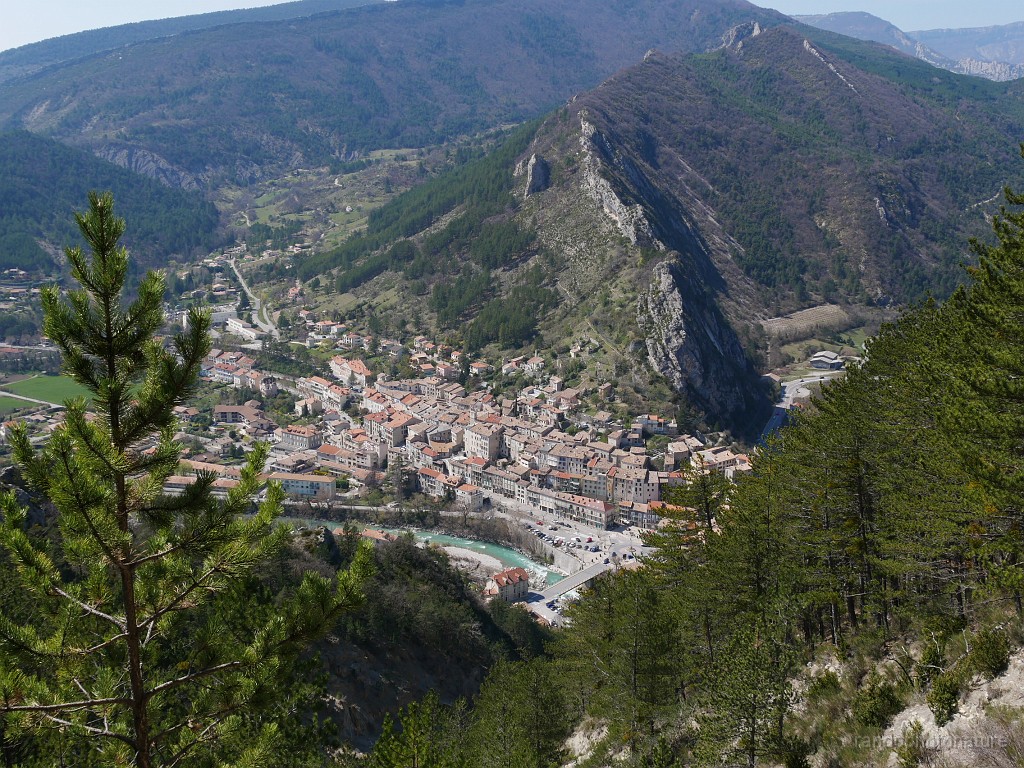 2019-04-13_15h-00m-58s_427.JPG - Serres et au-dessus le château et la crête de Fontarache