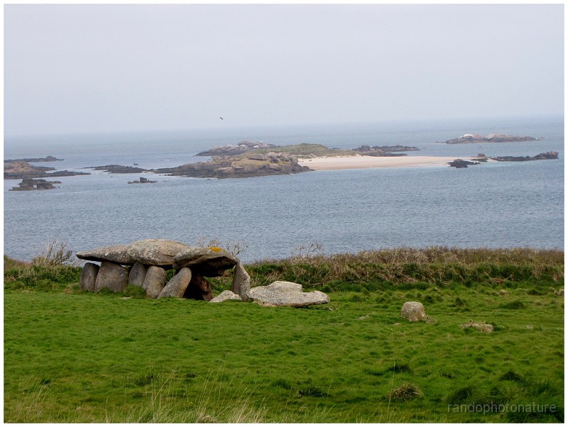 2010-04-16-11h-17m-52s_671.jpg - L'allée couverte et l'île molène