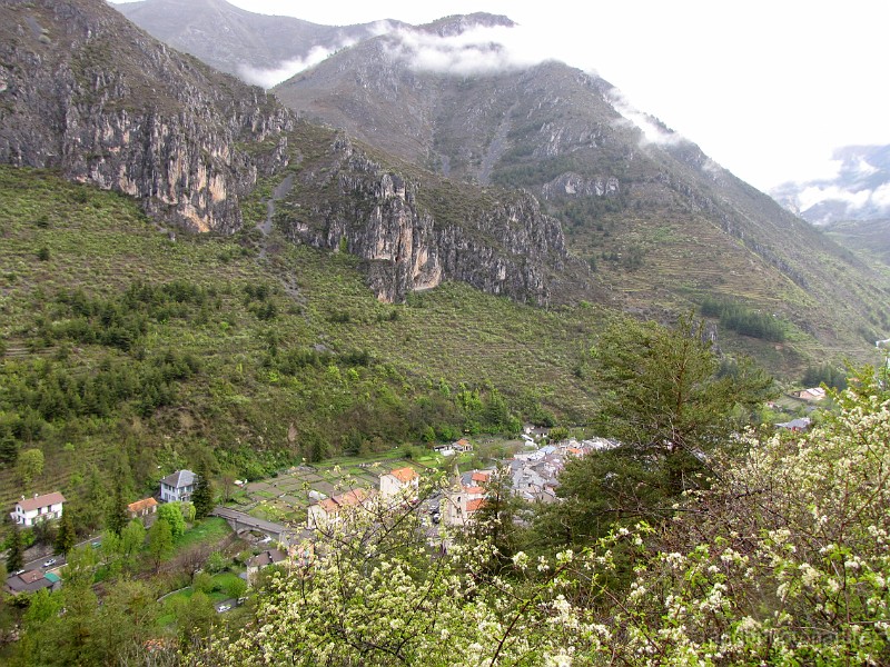 2012-04-29_09h-13m-53s_058.JPG - Au dessus de la Brigue, nous prenons de la hauteur