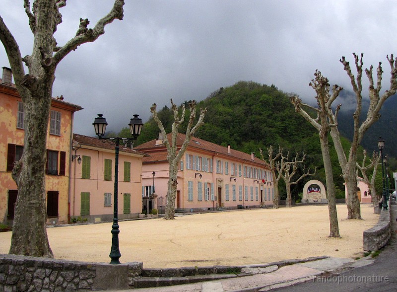 2012-05-02_18h-07m-43s_277.JPG - Moulinet : place St Joseph et la Mairie (le gîte est au premier étage)