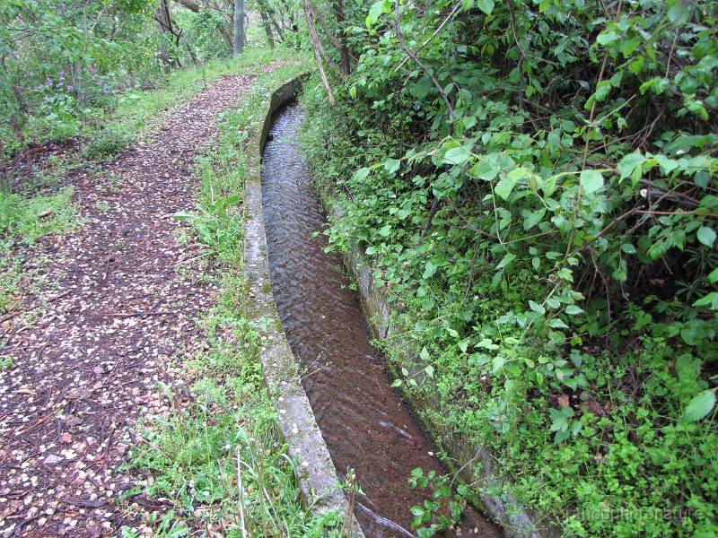 2012-05-05_09h-07m-46s_364.JPG - Canaux d'irrigation le long du GR