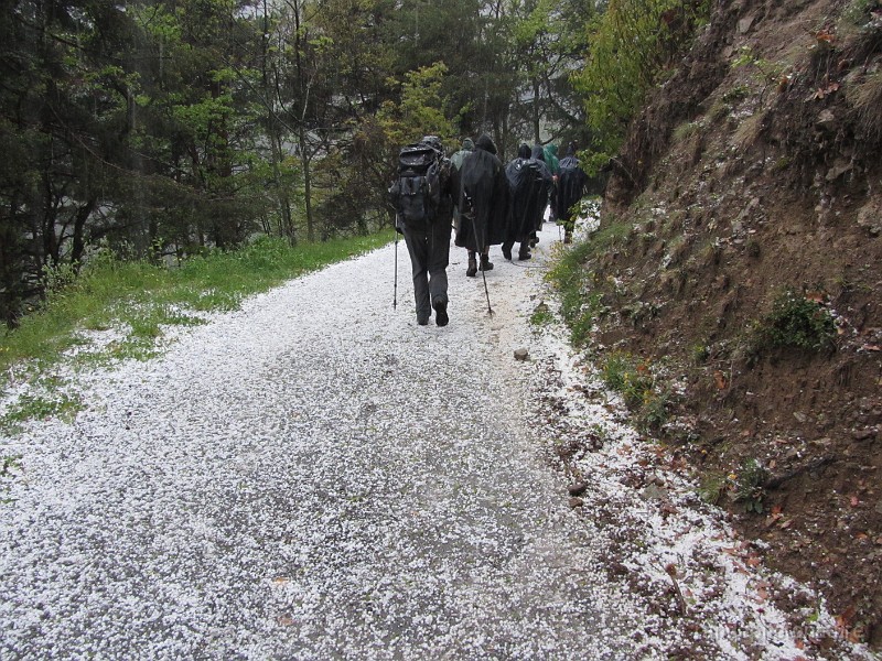 2012-05-05_14h-03m-42s_001.jpg - Sous la grêle (photo empruntée à Véro)