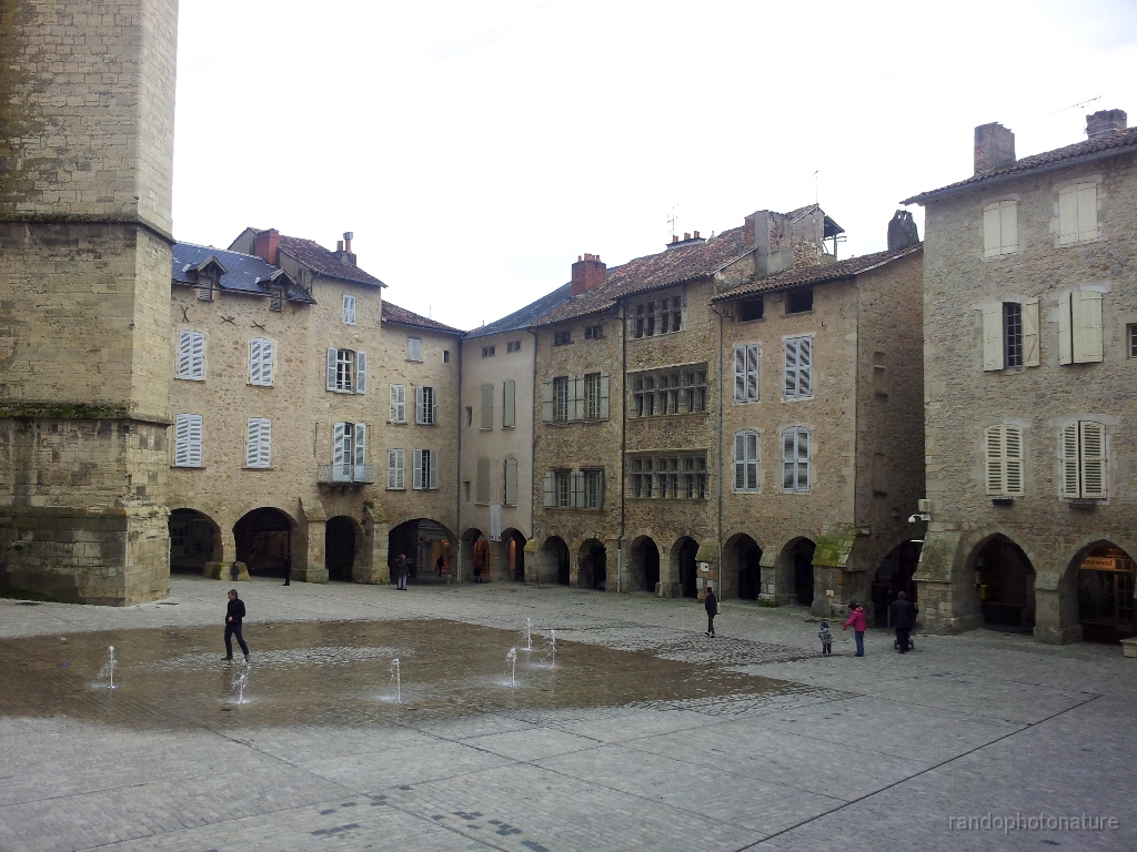 2016-04-02_18h.04m.28s_00002.jpg - Villefranche de Rouergue : place Notre Dame