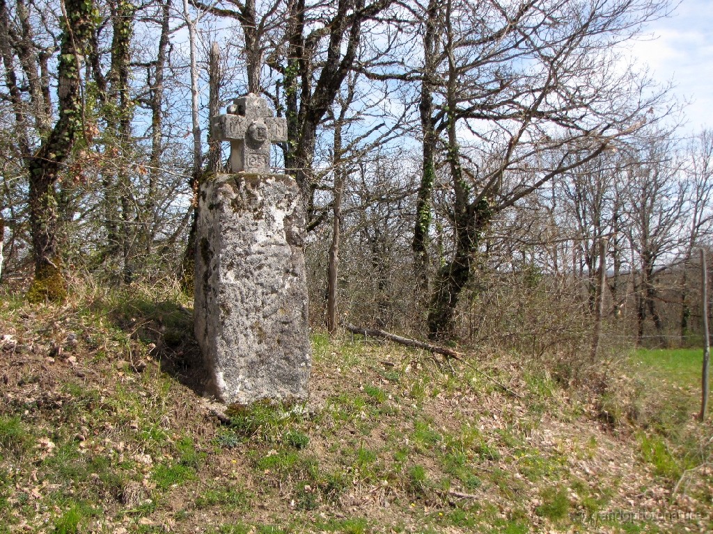 2016-04-03_14h.47m.05s_00046.JPG - Vieille croix à figure en bas-relief
