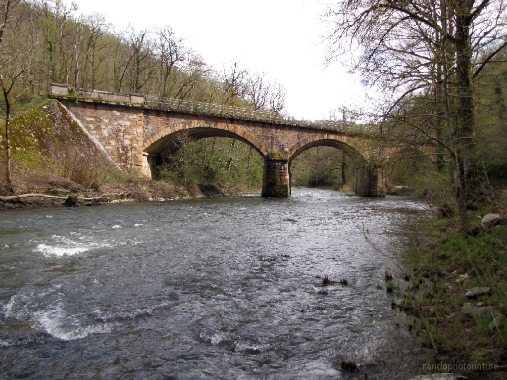 2016-04-03_15h.39m.49s_00053.JPG - Pont ferroviaire dans les gorges de l'Aveyron
