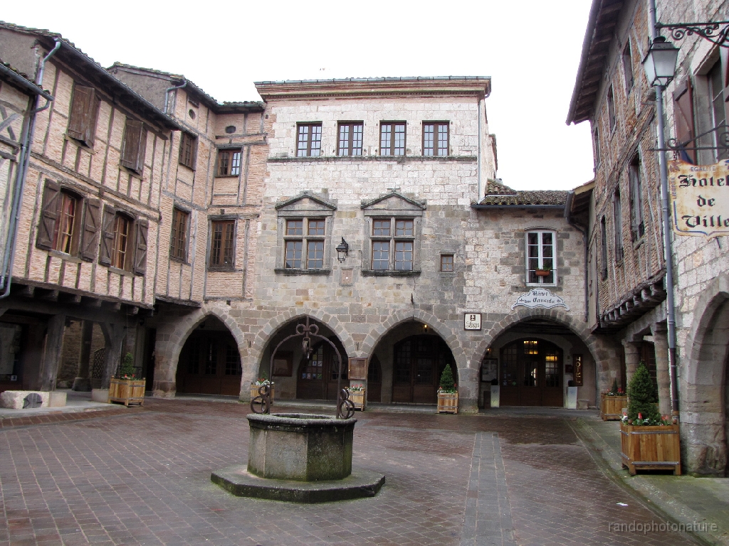 2016-04-05_16h.42m.03s_00168.JPG - Castelnau de Montmiral : la place