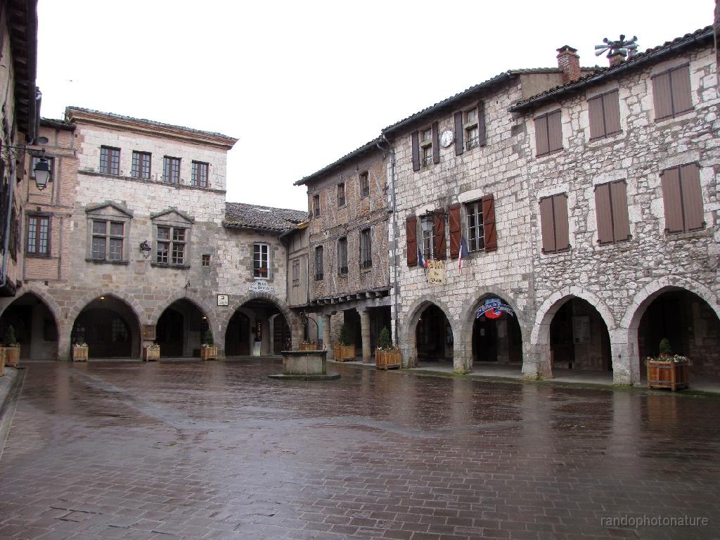 2016-04-05_18h.38m.58s_00171.JPG - Castelnau de Montmiral : la place