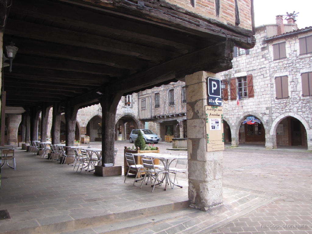 2016-04-06_08h.46m.03s_00179.JPG - Castelnau de Montmiral : la place