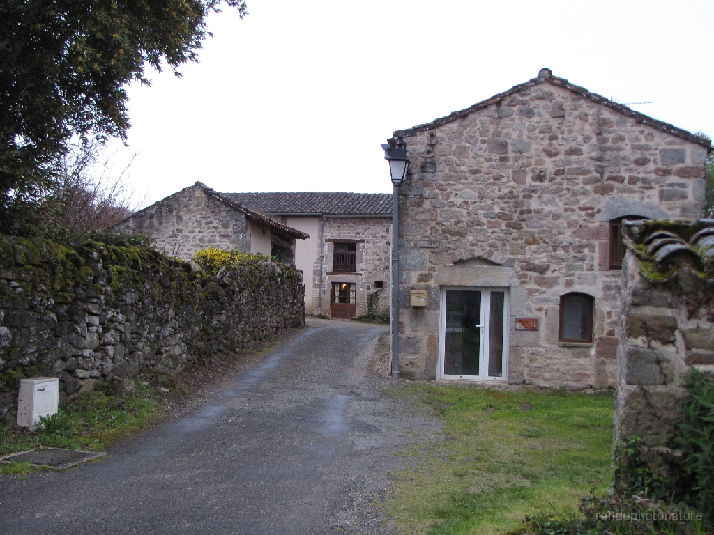2016-04-09_08h.35m.54s_00344.JPG - Roussayrolles : au fond le gite "Les Clauzels"
