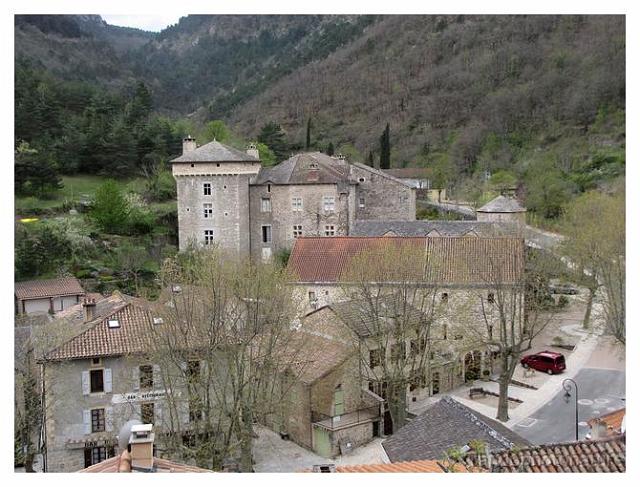 003.jpg - Arrivée à Peyreleau : la Chateau de Triadou