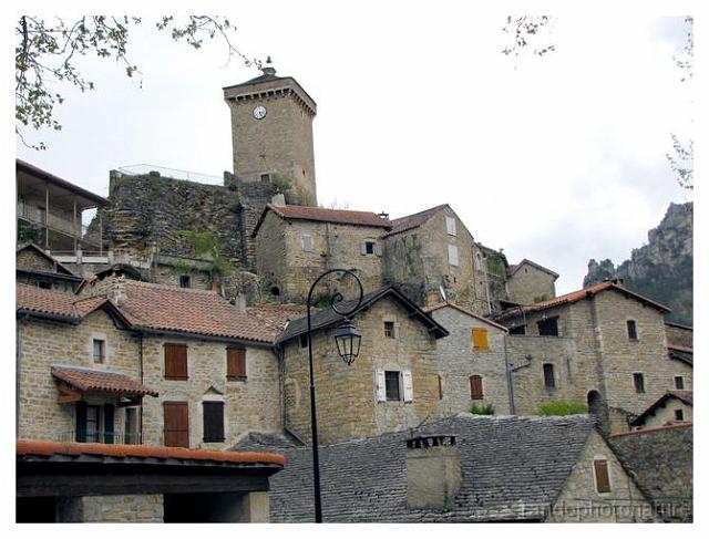 006.jpg - La tour carrée qui domine le village