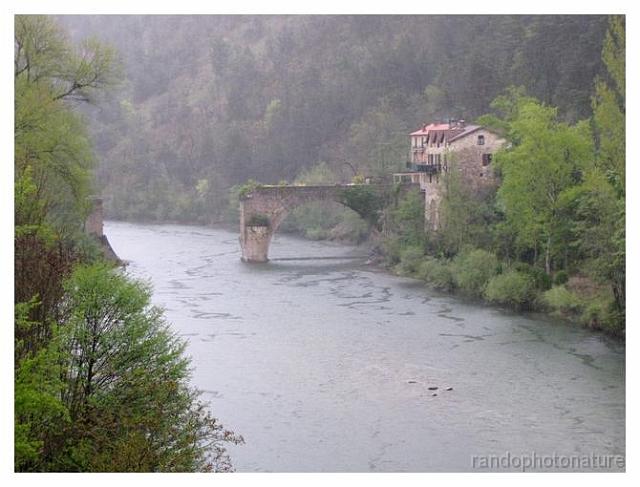012.jpg - Vieux pont : La rando démarre mal il pleut à verse