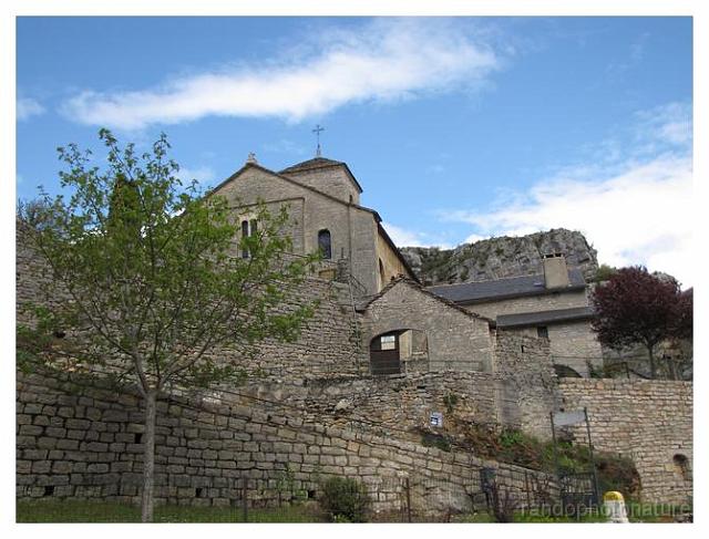 065.jpg - Arrivée à la Malène : l'église du 12 eme siècle