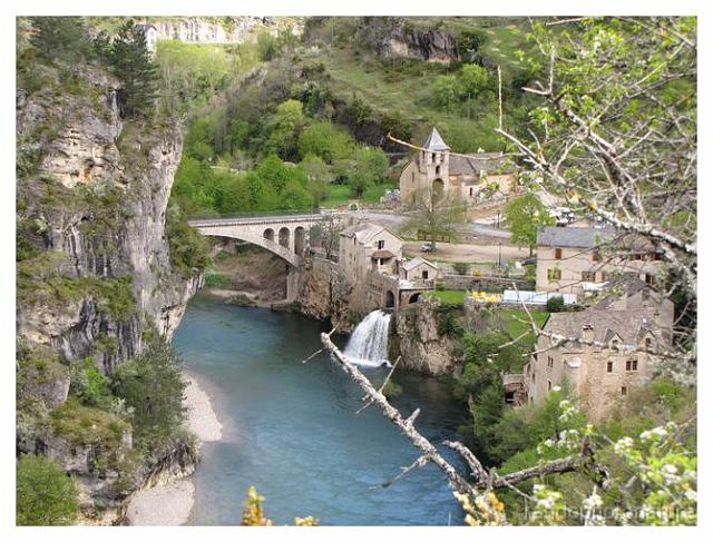091.jpg - St Chély du Tarn et son pont à arche unique