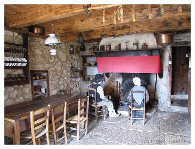 208.jpg - Hyelzas : la cuisine, coin foyer