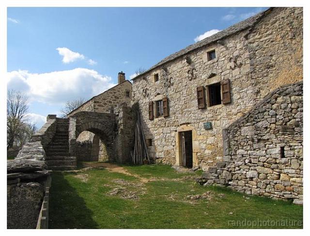 211.jpg - Hyelzas : vue de la façade avant de la ferme-musée du 17eme siècle