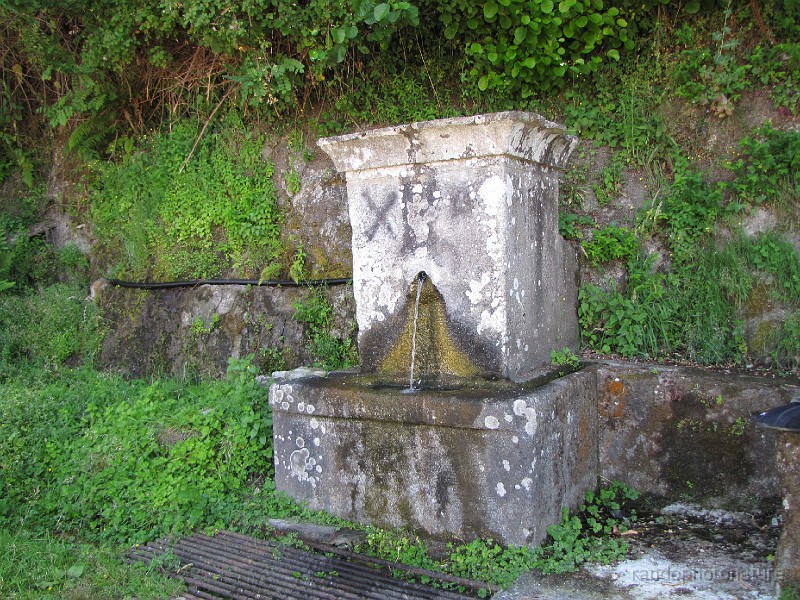 080.JPG - Fontaine le long du GR