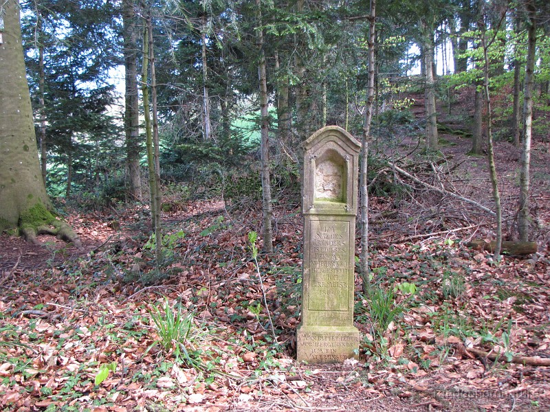 009.JPG - Celui qui passe par là doit réciter un "pater noster" (monument de 1864)
