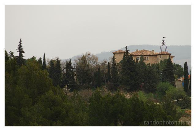 2008-04-08_14h42m20s_034.jpg - Le château de Rustrel, où se trouve le gîte d'étape